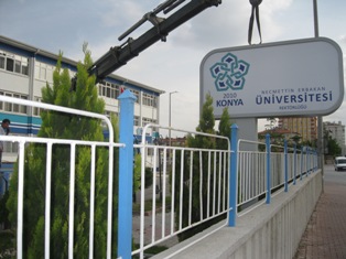 Üniversitede tabela değişti