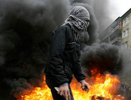 AK Partiye molotoflu saldırı!