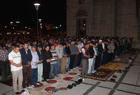 M�RA&Ccedil; KAND�L�&rsquo;NDE HALK MEVLANA'YA AKIN ET�