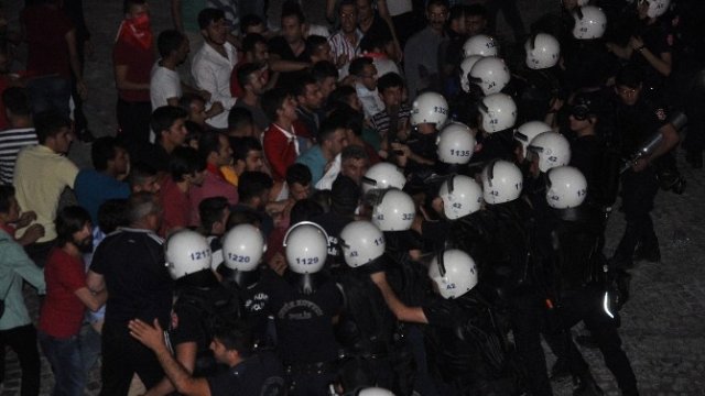 Konya'da Vatanda�lar Hdp �l Ba�kanl���na Y&uuml;r&uuml;d&uuml;