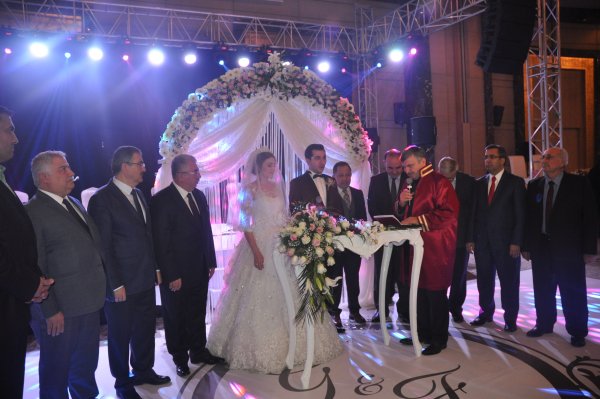 2-konya-buyuksehir-belediye-baskani-tahir-akyurekin-kiydigi-nikahta-ciftin-sahitliklerini-onemli-isimler-yapti.jpg
