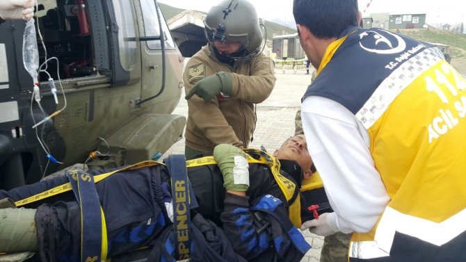 Hakkari'de Yaralı Çocuk Askeri Helikopterle Hastaneye Ulaştırıldı