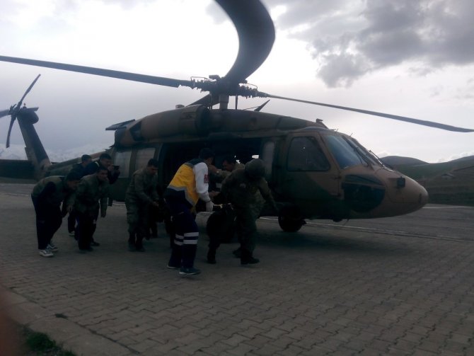 Hakkari'de Yaralı Çocuk Askeri Helikopterle Hastaneye Ulaştırıldı