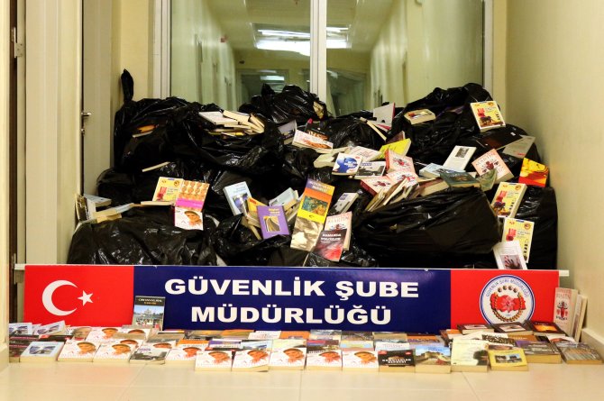 Hırsızlık İhbarı Yapılan Evden "Korsan Kitap" Çıktı