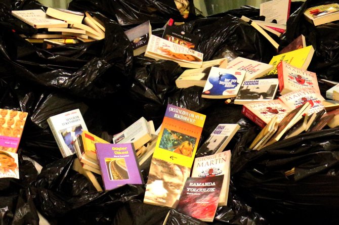 Hırsızlık İhbarı Yapılan Evden "Korsan Kitap" Çıktı