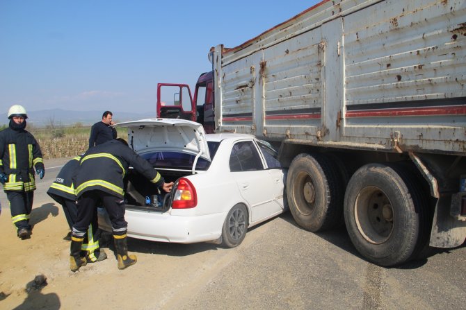 Manisa'da Kamyon İle Otomobil Çarpıştı: 4 Yaralı