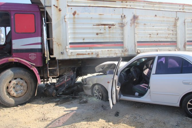 Manisa'da Kamyon İle Otomobil Çarpıştı: 4 Yaralı