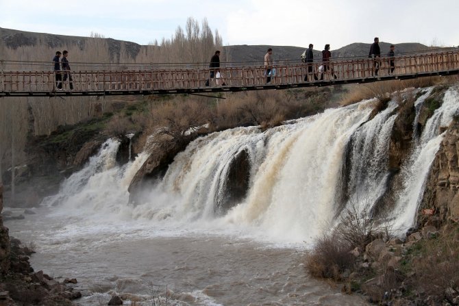 Muradiye Şelalesi'nde Bahar Güzelliği