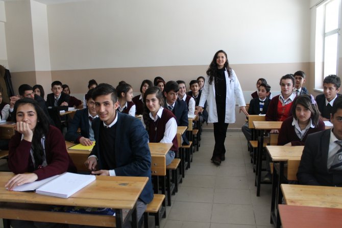 Sahneleri Bıraktı, Yüksekova'da Müzik Öğretmeni Oldu