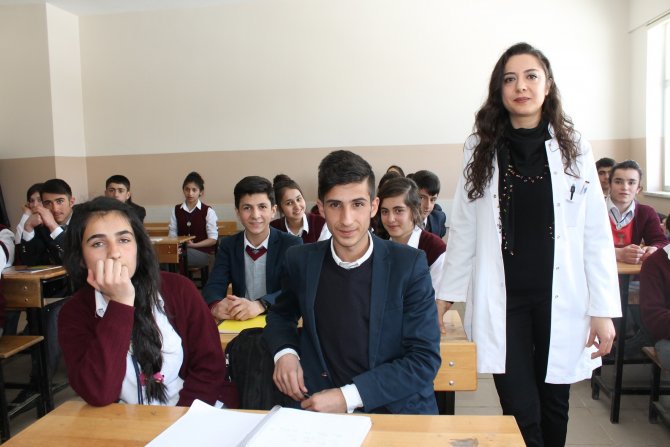 Sahneleri Bıraktı, Yüksekova'da Müzik Öğretmeni Oldu