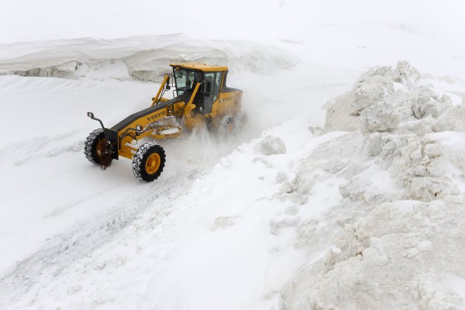 Van-bahçesaray Karayoluna Çığ Düştü