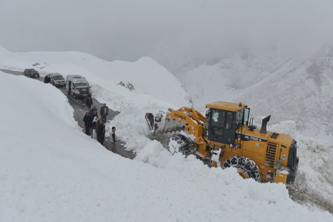 Van-bahçesaray Karayoluna Çığ Düştü