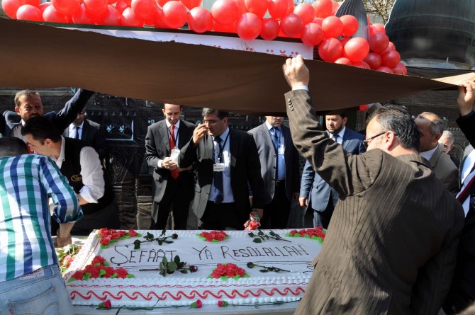 Bin Kişilik Pasta, Martılardan Örtüyle Korundu