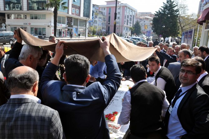 Bin Kişilik Pasta, Martılardan Örtüyle Korundu