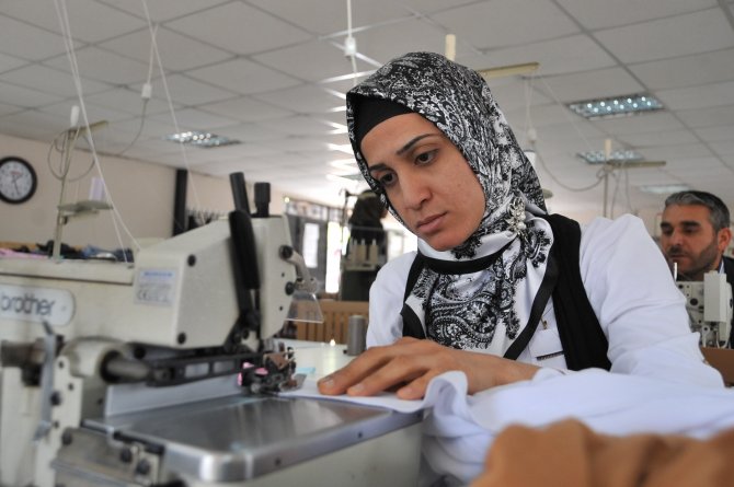 Engelliler Yoksullar İçin Elbise Dikiyor