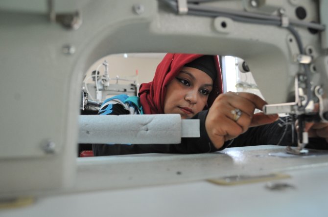 Engelliler Yoksullar İçin Elbise Dikiyor