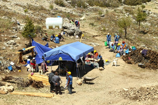 Gökçeseki'nin 2 Bin Yıllık Lahitleri Gün Yüzüne Çıkarılıyor
