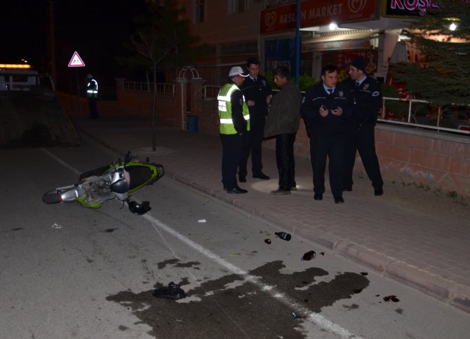 Karaman'da Motosiklet Yayaya Çarptı: 2 Yaralı