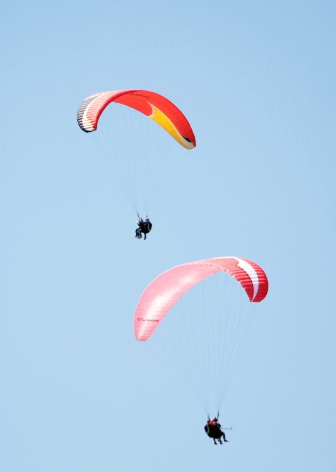 Polislerden Yamaç Paraşütü Atlayışıyla Kutlama