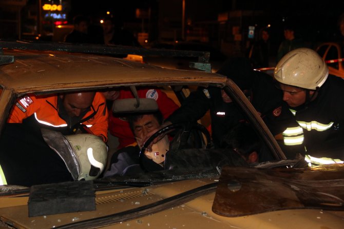 Sivas'ta Otomobiller Çarpıştı: 2 Yaralı