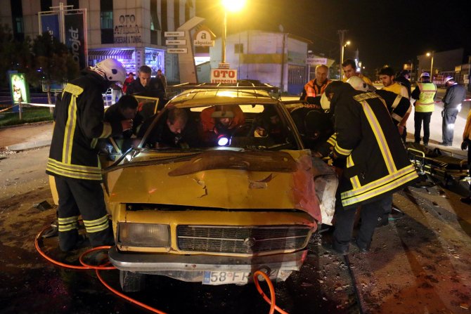 Sivas'ta Otomobiller Çarpıştı: 2 Yaralı