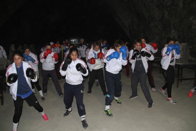 Milliler, Yerin 150 Metre Altında "Boks" Yaptı
