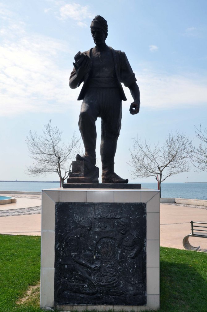 Zonguldak'ta Madenci Heykelindeki Kazma Çalındı