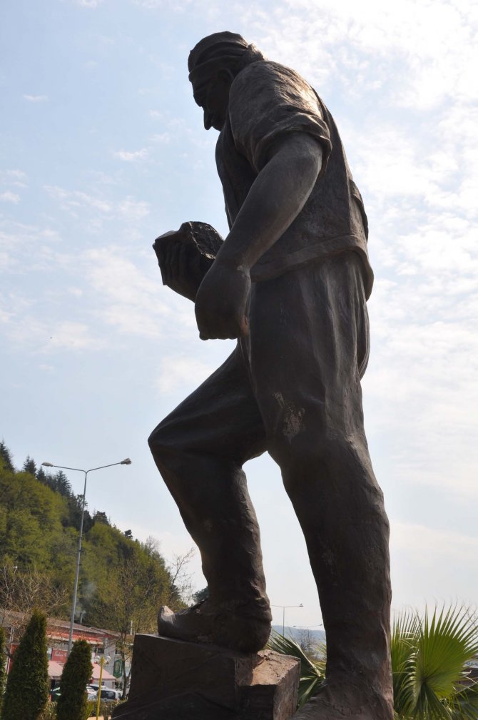 Zonguldak'ta Madenci Heykelindeki Kazma Çalındı