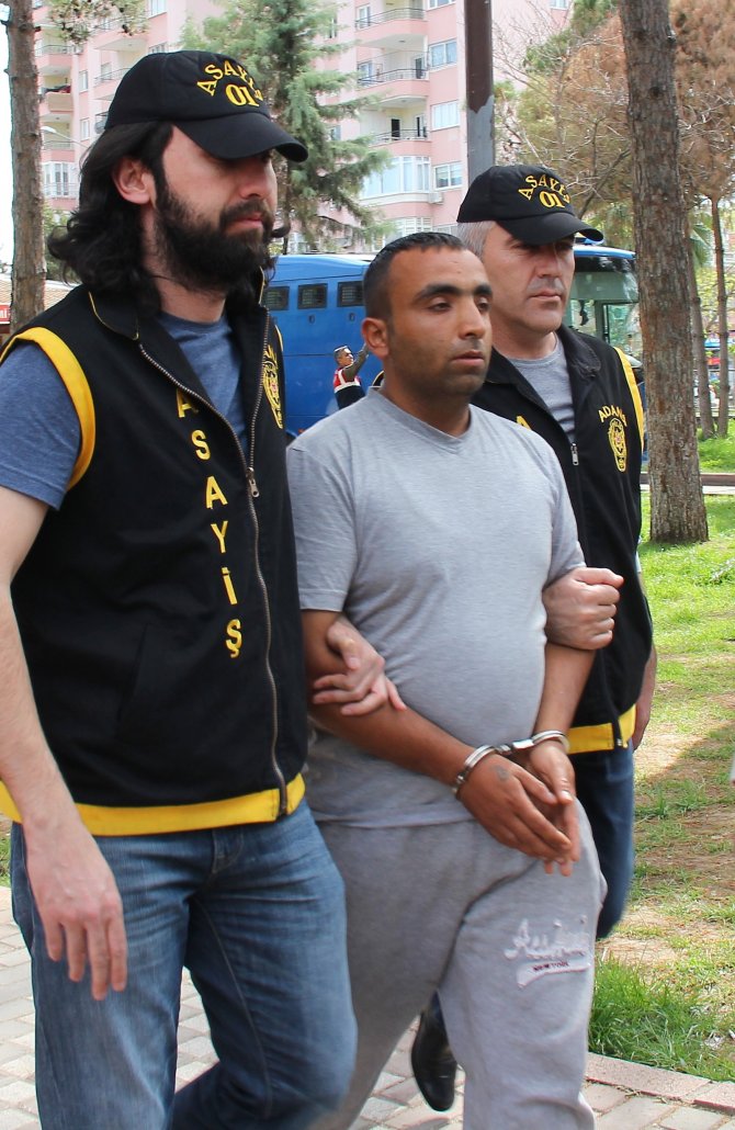 Adana'da İki Araç Kundaklandı