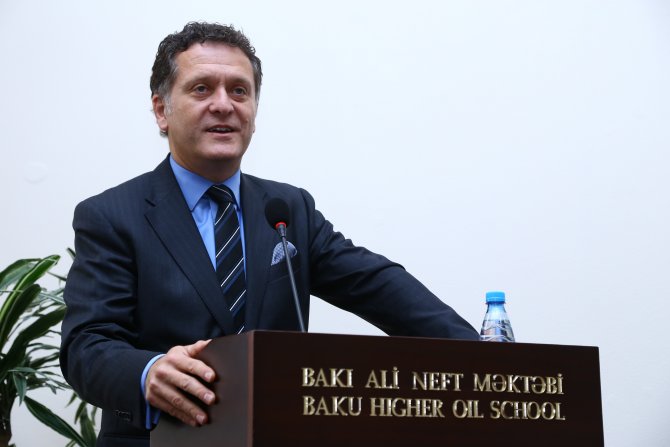 Azerbaycan'da Başarılı Öğrencilerin Tercih Ettiği Okula Türk Standardı