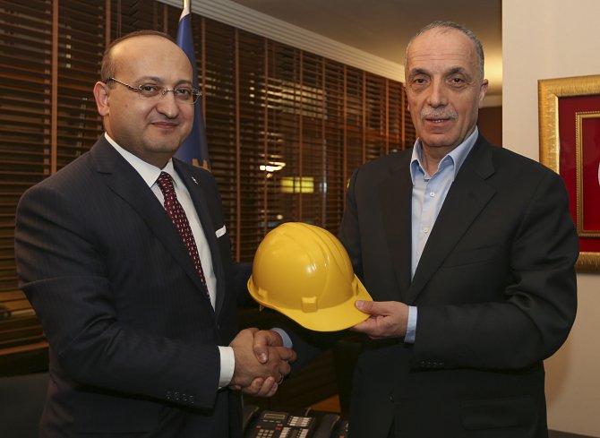 Akdoğan, Türk-iş'i Ziyaret Etti
