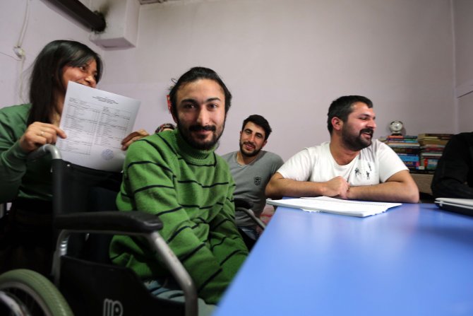 Engelli Oğluyla Üniversite Yollarını Aşındırıyor