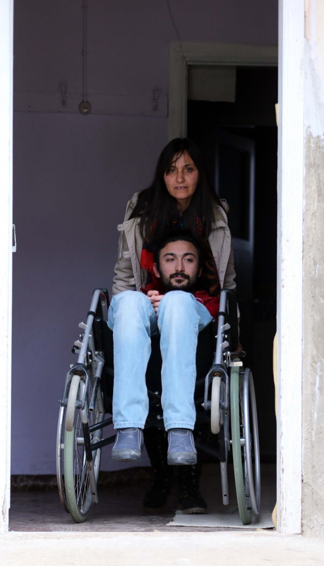 Engelli Oğluyla Üniversite Yollarını Aşındırıyor