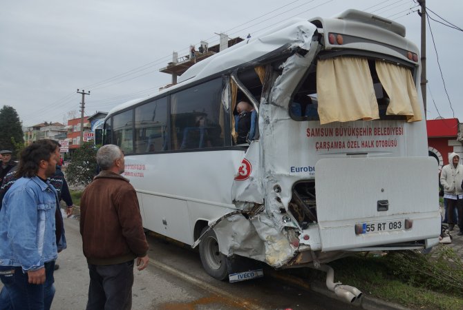Samsun'da Halk Otobüsü İle Midibüs Çarpıştı: 24 Yaralı