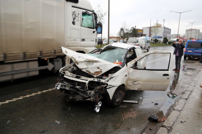 Trafik Kazası Güvenlik Kamerasınca Kaydedildi