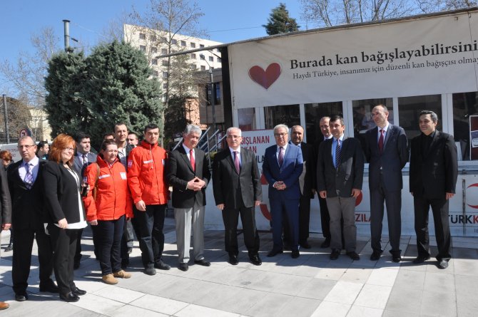 Vali Tuna'dan Kan Bağışı Kampanyasına Destek