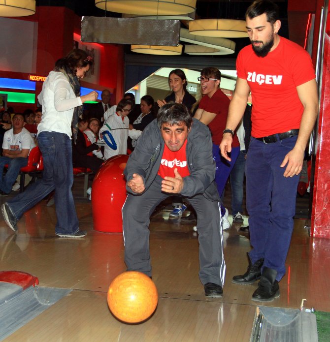 Zihinsel Engelli Çocuklar, Bovling Oynadı