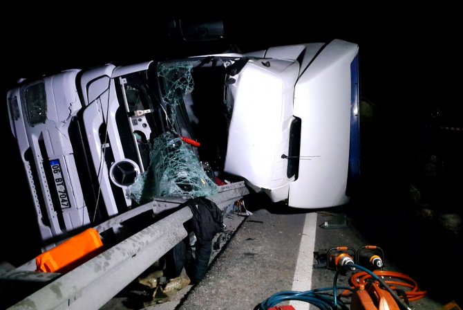 Aksaray'da Devrilen Tırın Sürücüsü Öldü