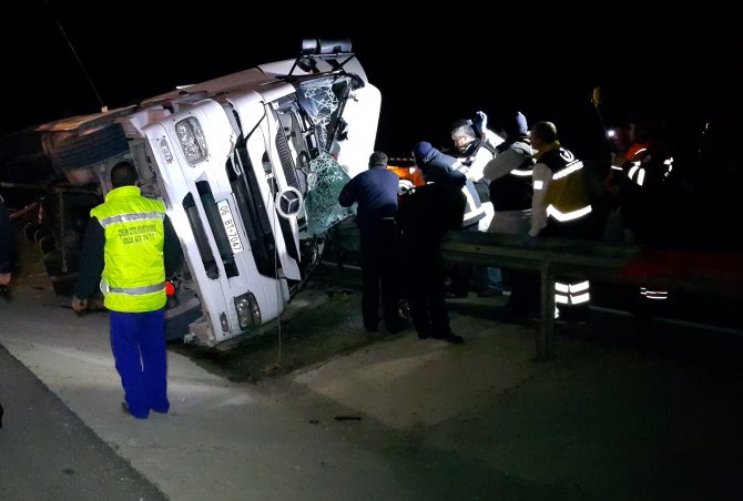 Aksaray'da Devrilen Tırın Sürücüsü Öldü