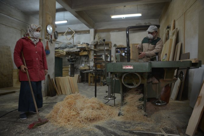 Çırak Bulamayan Eşi İçin Marangoz Oldu
