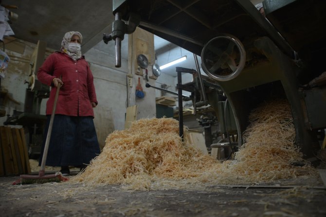 Çırak Bulamayan Eşi İçin Marangoz Oldu