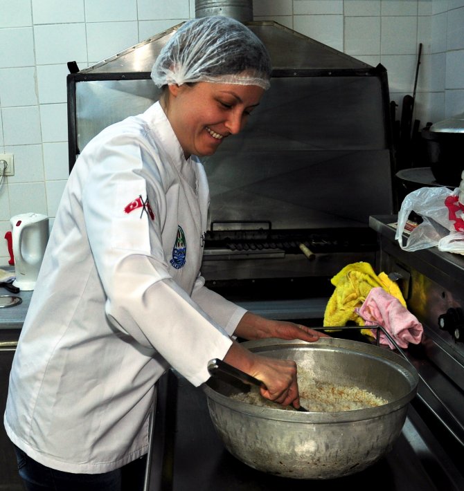 Kursta Pişiyor, İhtiyaç Sahibi Aileler Yiyor