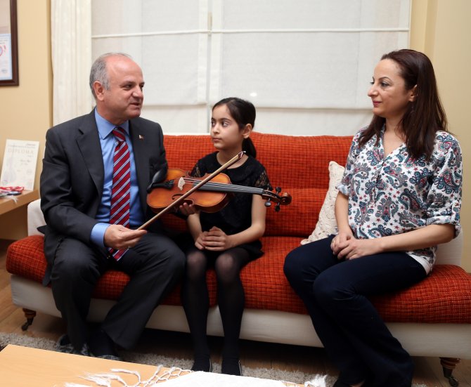 Ödüllü Kemancıya Cumhurbaşkanı'ndan Hediye Keman