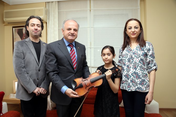 Ödüllü Kemancıya Cumhurbaşkanı'ndan Hediye Keman