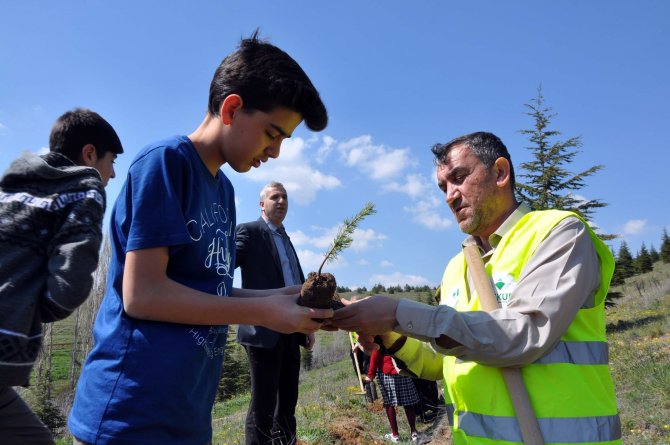 Öğrenciler, 3 Bin Fidanı Toprakla Buluşturdu