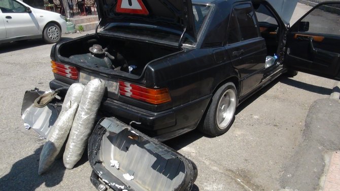Otomobilin Yakıt Deposunda Esrar Sevkiyatı