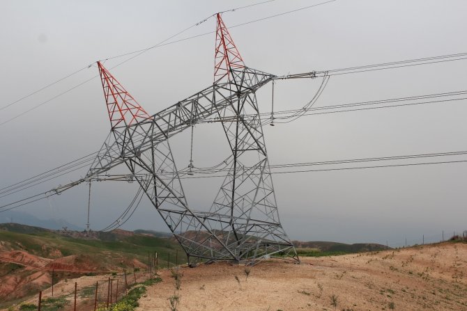 Şırnak'ta Elektrik Direğine Terörist Saldırısı