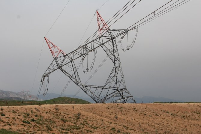 Şırnak'ta Elektrik Direğine Terörist Saldırısı