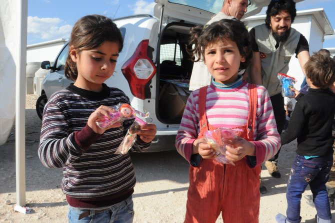 Türkiye'den Gönderilen Oyuncaklar Suriyeli Çocukları Sevindirdi