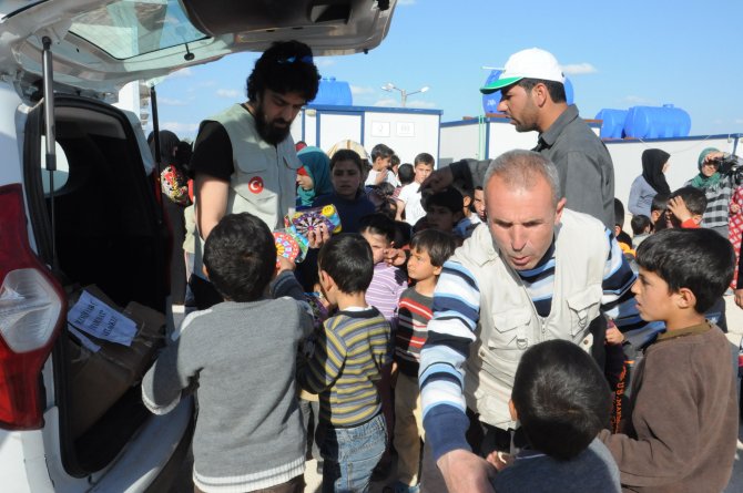 Türkiye'den Gönderilen Oyuncaklar Suriyeli Çocukları Sevindirdi